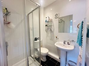 Ensuite - click for photo gallery